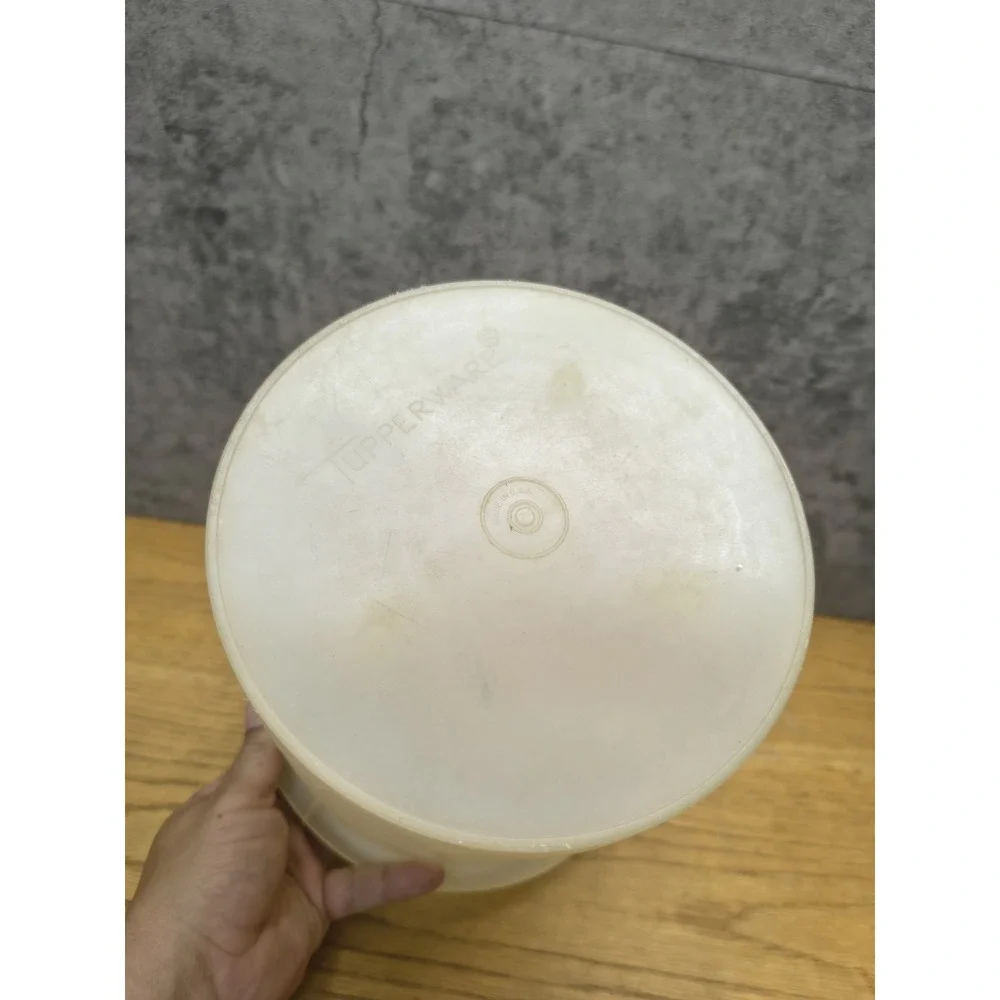 1970 Tupperware Clear Round Storage 254-8 w. Pouring Lid 510-30